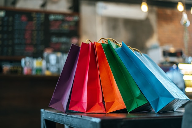 Bunte Papiertuten Auf Den Tisch Gelegt Kostenlose Foto