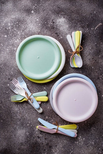 Bunte plastikteller für sommerpicknick Premium Fotos
