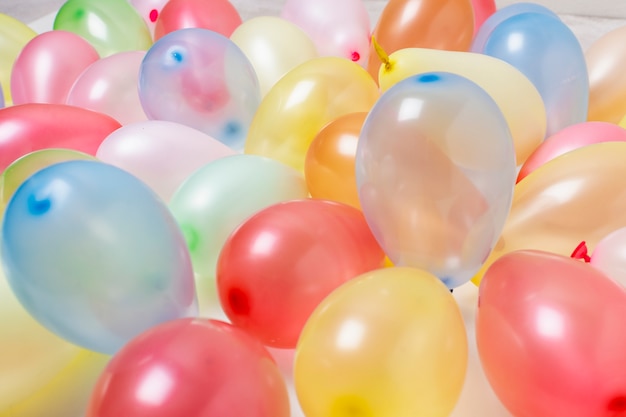 Bunter Geburtstag Steigt Nahaufnahmehintergrund Im Ballon Auf Kostenlose Foto