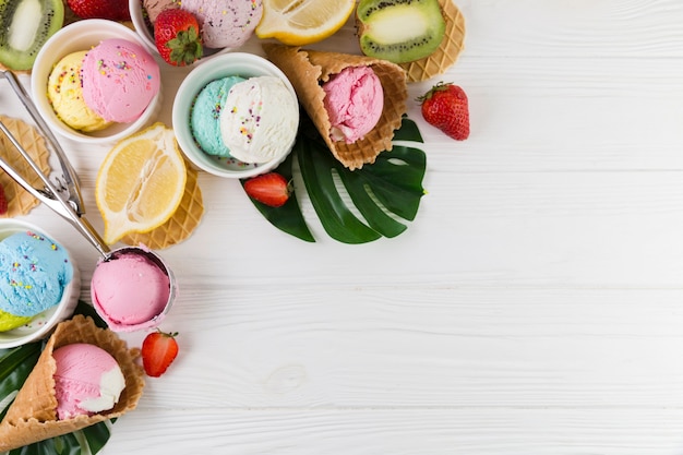 Buntes eis mit früchten serviert | Kostenlose Foto