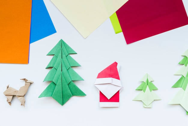 Buntes Papier Und Handgemachter Weihnachtsbaum Rentier