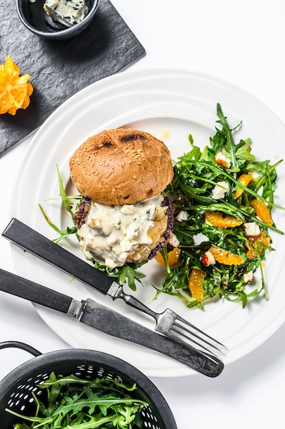 Burger mit blauschimmelkäse, marmorrindfleisch und zwiebelmarmelade ...