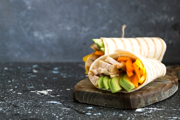 Burrito mit gegrilltem hähnchen und gemüse (fajitas, pita-brot, shawarma) Premium Fotos