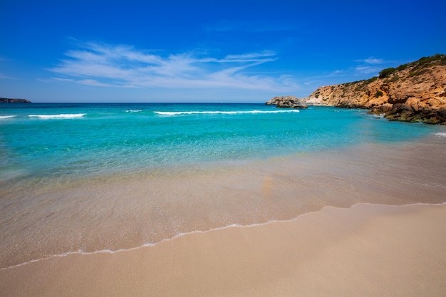 Cala tarida in ibiza strand in den balearen Premium Fotos