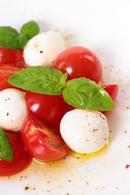 Caprese salat mit mozzarella tomaten und basilikum blätter | Kostenlose ...