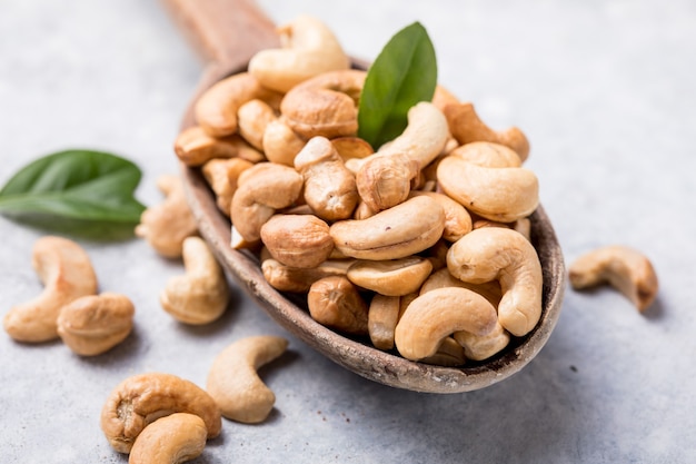 Cashew Nusse In Der Draufsicht Des Loffels Gesunde Rohe Nusse Der Cashew Frucht Premium Foto