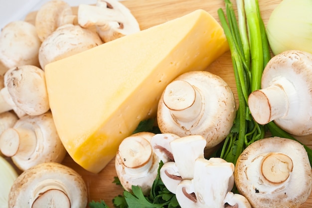 Champignon pilz mit käse | Kostenlose Foto