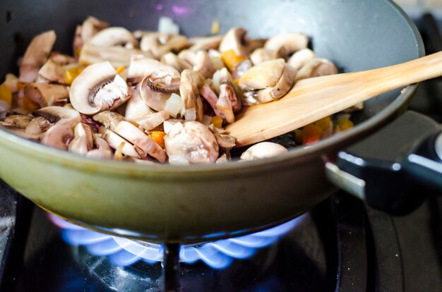 Champignons Mit Zwiebeln Werden In Pfanne Feuer Gebraten Premium Foto