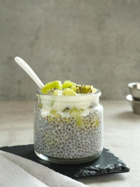 Chiaseed serviert im glas mit joghurt und kiwis sehr