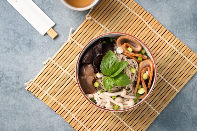 Chinesische nudel mit gemüsepilz und essstäbchen Premium Fotos
