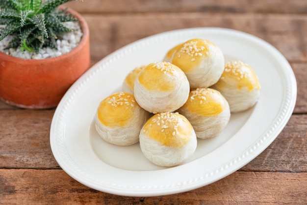 Chinesischer blätterteig- oder mondkuchen füllte mit süßer mungobohnenpaste und gesalzenem eigelb auf weißer platte Premium Fotos