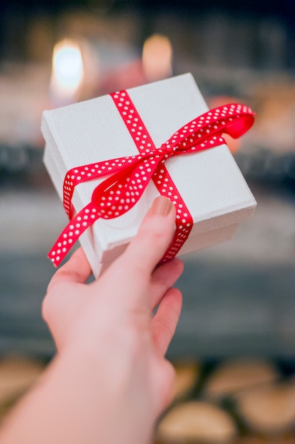 Close Up Schuss Von Weiblichen Händen Halten Ein Kleines Geschenk Mit Rotem Band Verpackt 7730