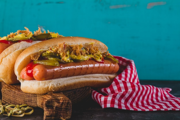 Close-up von leckeren hot dog mit verschiedenen zutaten ...