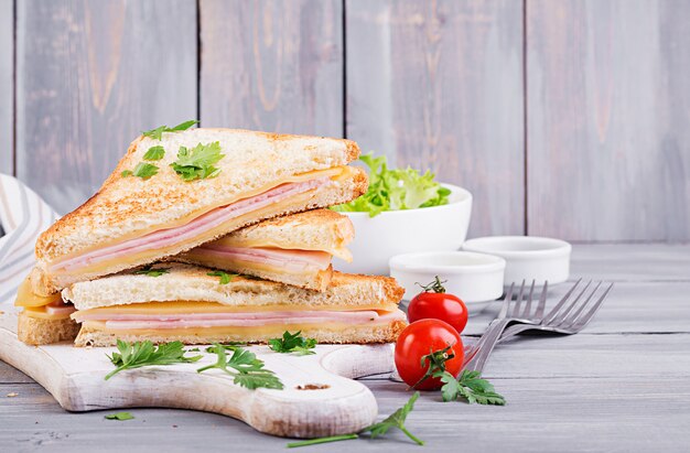 Club sandwich panini mit schinken, käse und salat. leckeres frühstück ...
