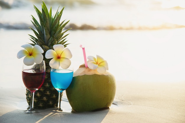 Cocktailglaser Mit Kokosnuss Und Ananas Auf Sauberem Sand Setzen Frucht Und Getrank Auf Seestrand Auf Den Strand Kostenlose Foto