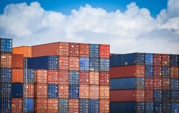 Containerschiff im export- und importgeschäft und in der logistik Premium Fotos