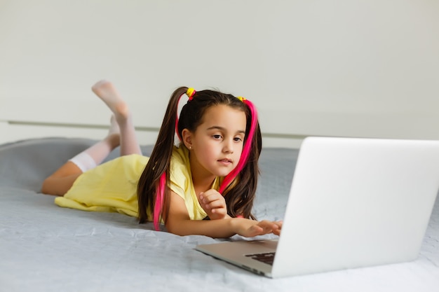 Coole Online Schule Kind Das Online Zu Hause Mit Einem Laptop Lernt