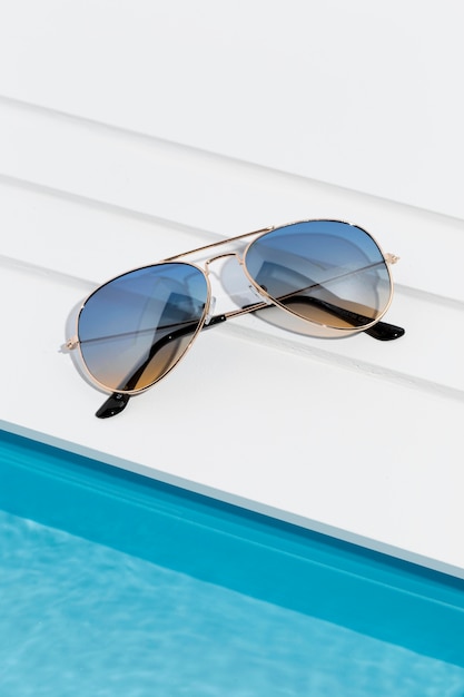 Coole Sonnenbrille Neben Kleinem Pool Kostenlose Foto