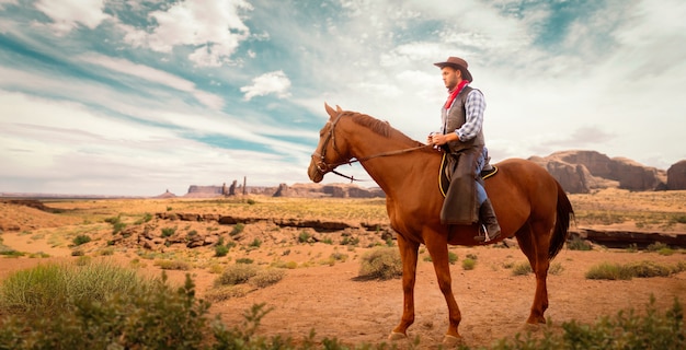 Cowboy In Der Lederkleidung Die Ein Pferd Im Wustental Westlich Reitet Vintage Mannlicher Reiter Zu Pferd Wild West Abenteuer Premium Foto