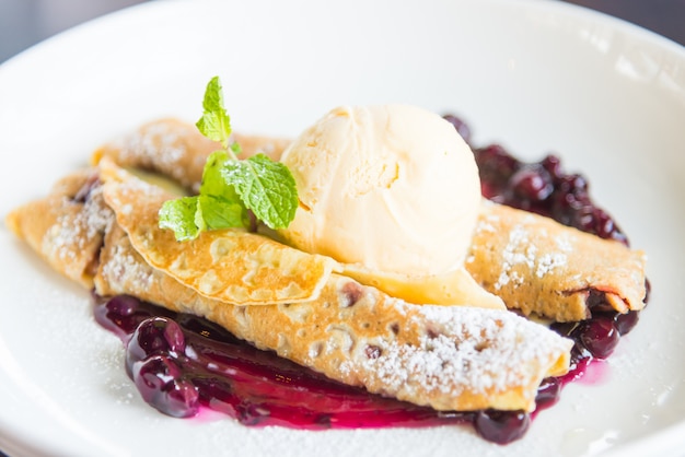 Crepes mit himbeermarmelade und eis | Kostenlose Foto