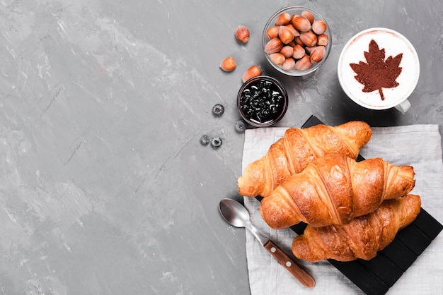 Croissants und kaffee mit textfreiraum Kostenlose Fotos