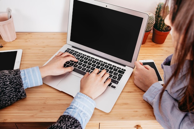 Crop Frauen Arbeiten Am Laptop Kostenlose Foto