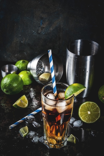 Cuba Libre Long Island Oder Eistee Cocktail Mit Starkem Alkohol Cola Limette Und Eis Zwei Glaser Dunkles Exemplar Premium Foto