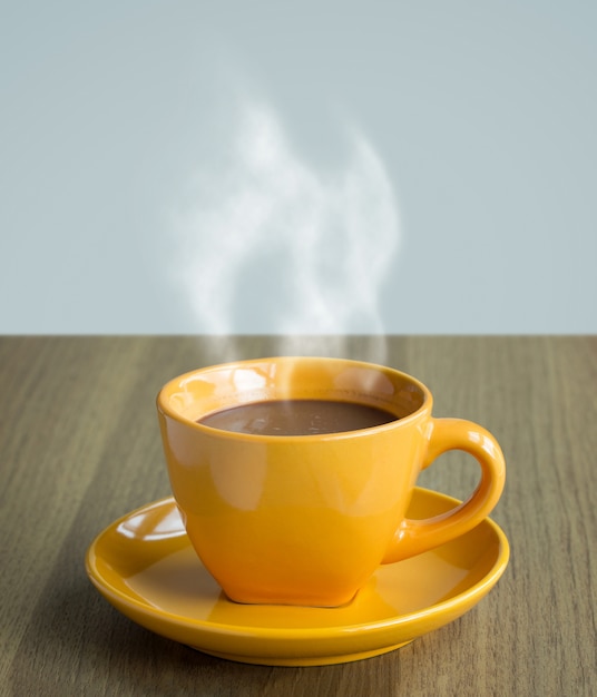 Dampfende Kaffeetasse Auf Dem Tisch Kostenlose Foto