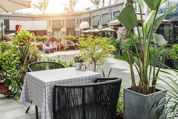 Das café befindet sich im garten PremiumFoto