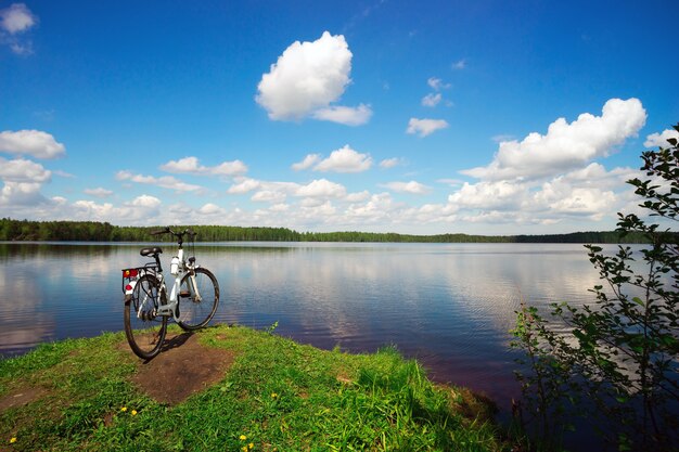 Das fahrrad ist am sonnigen sommertag auf dem see