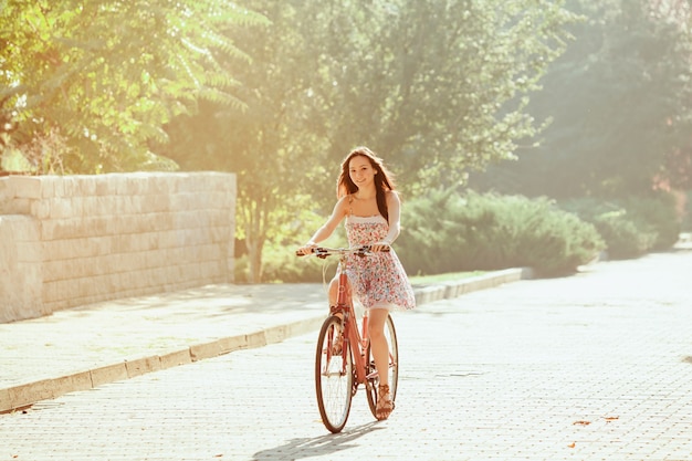 Das junge mädchen mit dem fahrrad im park Kostenlose Foto