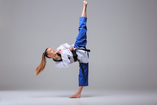 Das Karate Mädchen Mit Dem Schwarzen Gürtel Kostenlose Foto 