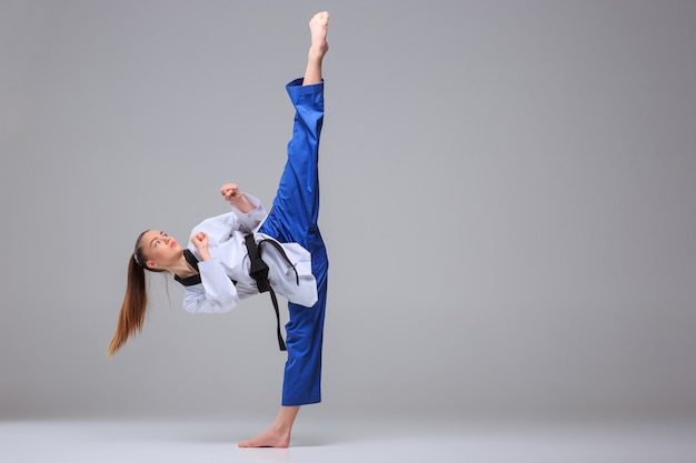 Das Karate Mädchen Mit Dem Schwarzen Gürtel Kostenlose Foto 