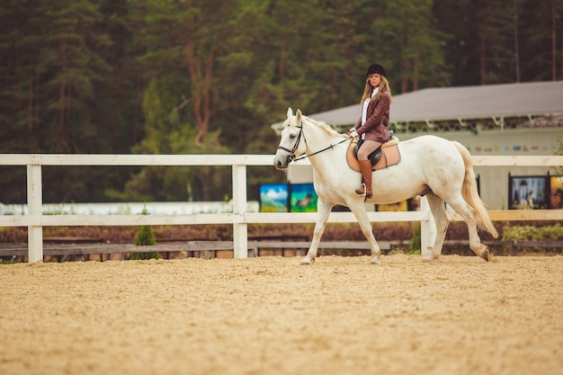 Das mädchen reitet ein pferd | Kostenlose Foto