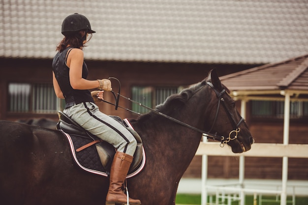 Das Mädchen Reitet Ein Pferd Kostenlose Foto 