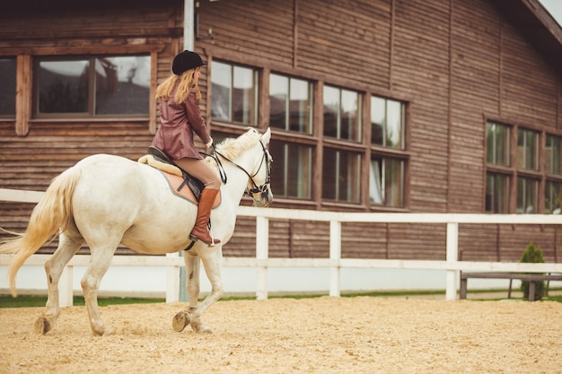 Das mädchen reitet ein pferd | Kostenlose Foto