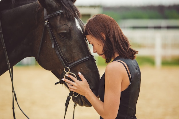 Das mädchen reitet ein pferd | Kostenlose Foto