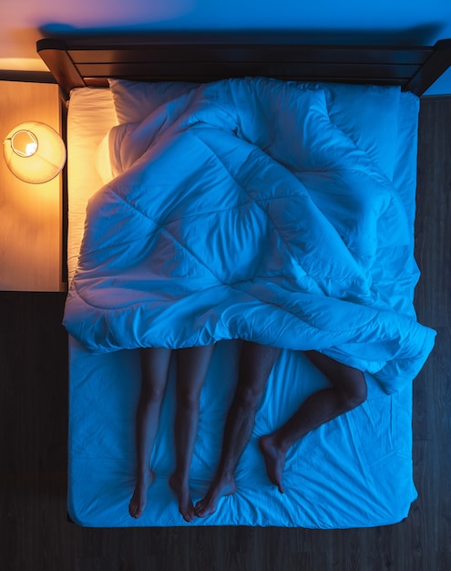 Das Paar Liegt Unter Einer Bettdecke Auf Dem Bett Abend Nacht Ansicht Von Oben Premium Foto 
