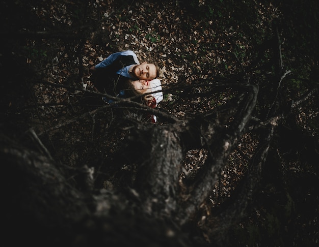 Das reizende paar in der liebe  die  im wald  steht 