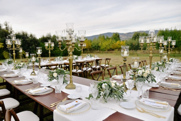 Dekorierter Hochzeitsfeier Tisch Mit Sitzplatzen Im Freien In Den Garten Mit Blick Auf Die Berge Kostenlose Foto