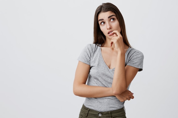 Denken Sie An Geschenke Fur Weihnachten Portrat Des Jungen Gutaussehenden Sexy Kaukasischen Madchens Mit Dem Dunklen Langen Haar Im Modischen Lassigen Outfit Das Hand Nahe Lippen Halt Kostenlose Foto