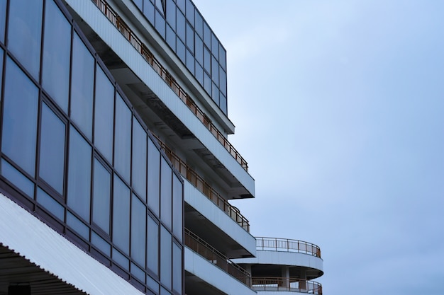 Der bau eines modernen gebäudes mit parkmöglichkeiten aus glas und langen balkonen Premium Fotos