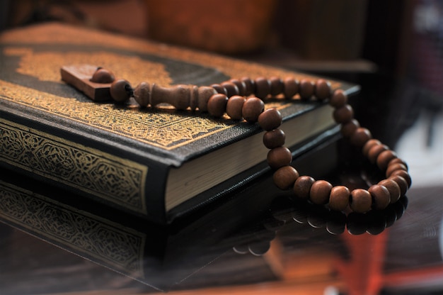 Der Heilige Koran Mit Tasbih / Rosenkranz | Premium-Foto