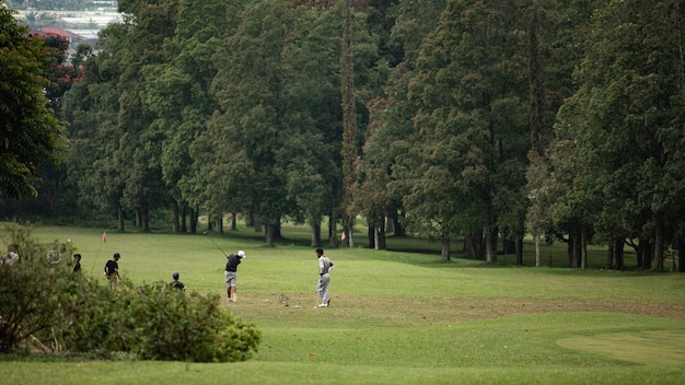 Der Lehrer Bringt Den Kindern Das Golfspielen Bei Bali Indonesien Kostenlose Foto