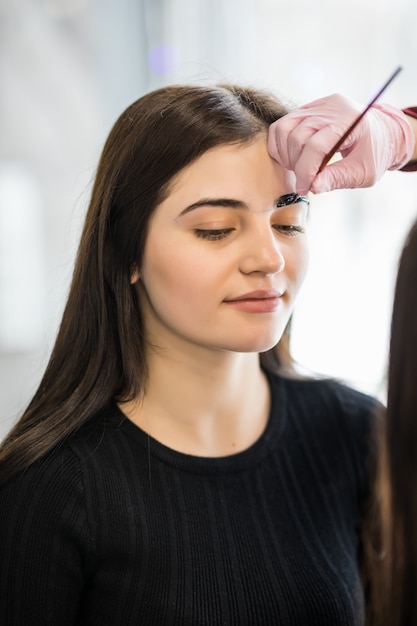 Kostenlos Foto Der Meister Hat Die Augenbrauen Der Models Im Schonheitssalon Mit Schwarzer Farbe Bemalt