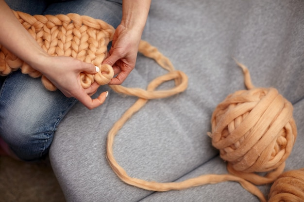 Der prozess des strickens von decken aus merinowolle Premium Fotos