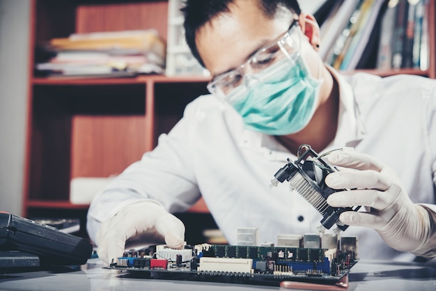 Der techniker repariert computer, computerhardware, reparatur, aufrüstung und technologie Kostenlose Fotos