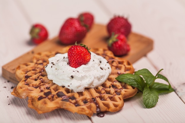 Dessert aus waffeln mit sahne und früchten | Kostenlose Foto