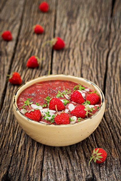 Detox Und Gesundes Superfoods Fruhstuck In Der Schussel Veganer Chiasamenpudding Mit Erdbeeren Und Mandel Erdbeer Smoothie Kostenlose Foto