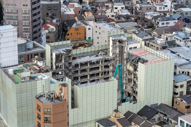 Detroyed-gebäude unter tokyo-stadtbild von staatsbürgerlichem tover bunkyo, japan, shinjuku-gebäudestadtbild Premium Fotos
